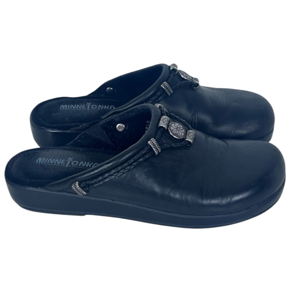Minnetonka Silverthorne Black Leather Clogs Size 6 Braided Strap Silver Concho